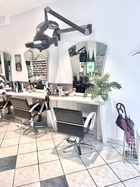 Salon mit Spiegeln und Stühlen