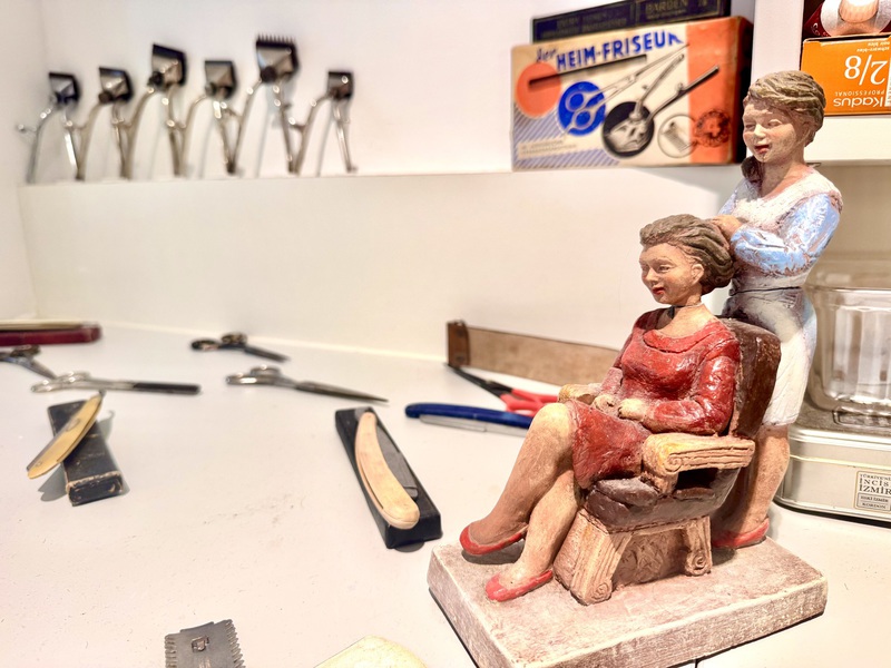 Dekoration mit historischen Friseurutensilien