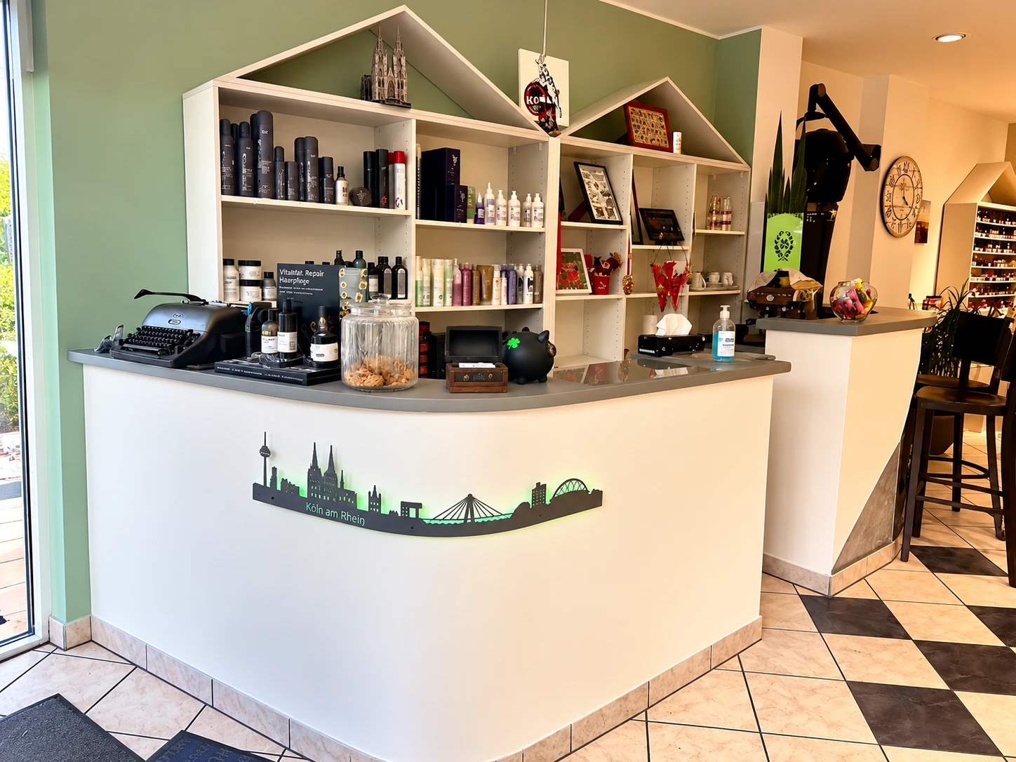 Empfang im Salon House of Hair mit Kölner Skyline